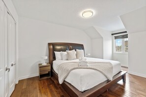 Room - Stylish 2-bedroom, 3-bath townhouse about 15 minutes from Niagara Falls. (St. Catharines)