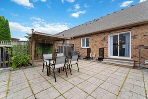 Outdoor dining - Stylish 2-bedroom, 3-bath townhouse about 15 minutes from Niagara Falls. (St. Catharines)