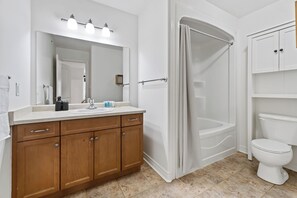 Bathroom - Stylish 2-bedroom, 3-bath townhouse about 15 minutes from Niagara Falls. (St. Catharines)