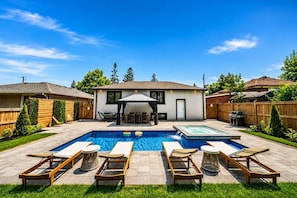 Pool - Luxury Spa Escape with Pool & Jacuzzi [Near Rogers Stadium] (Toronto)