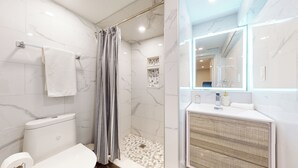 Ein modernes Badezimmer mit Dusche, Toilette und Waschbecken.