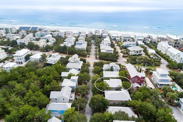 A coastal residential area with houses, a beach, and a clear view of the ocean. - 2 Community Pools, Walk to Beach- Follow the Heron by Royal Destinations (Santa Rosa Beach)
