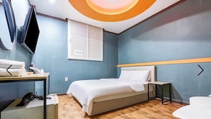 Basic-Doppelzimmer, Stadtblick | Laptopgeeigneter Arbeitsplatz, schallisolierte Zimmer, WLAN
