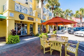 Outdoor dining - Private Pool, Gulf Views, Near Gulf Place- Serendipity by Royal Destinations (Santa Rosa Beach)