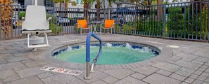 Un jacuzzi con un cartel de seguridad que indica un límite de profundidad de un metro y prohibición de buceo.