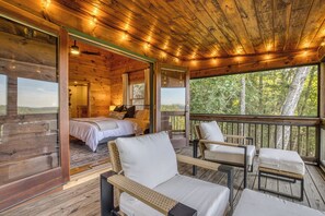 Room - Thoughtfully updated cabin with mountain views, screened decks, hot tub (Blue Ridge)