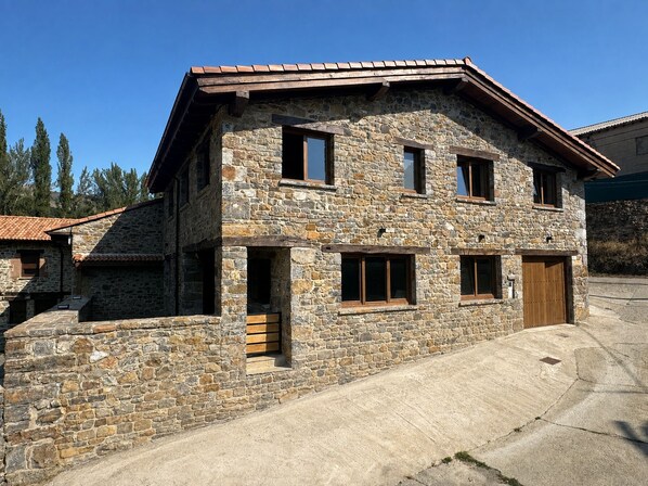 Unclassified image, 1 of 29, button - Vrbo Property (Lores)