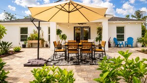 Outdoor dining - Modern Botanical Retreat near Beaches, Warm Mineral Springs & Sarasota Memorial (North Port)