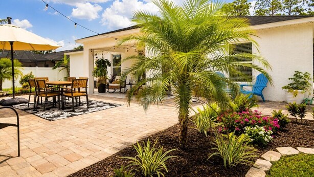 Outdoor dining - Modern Botanical Retreat near Beaches, Warm Mineral Springs & Sarasota Memorial (North Port)