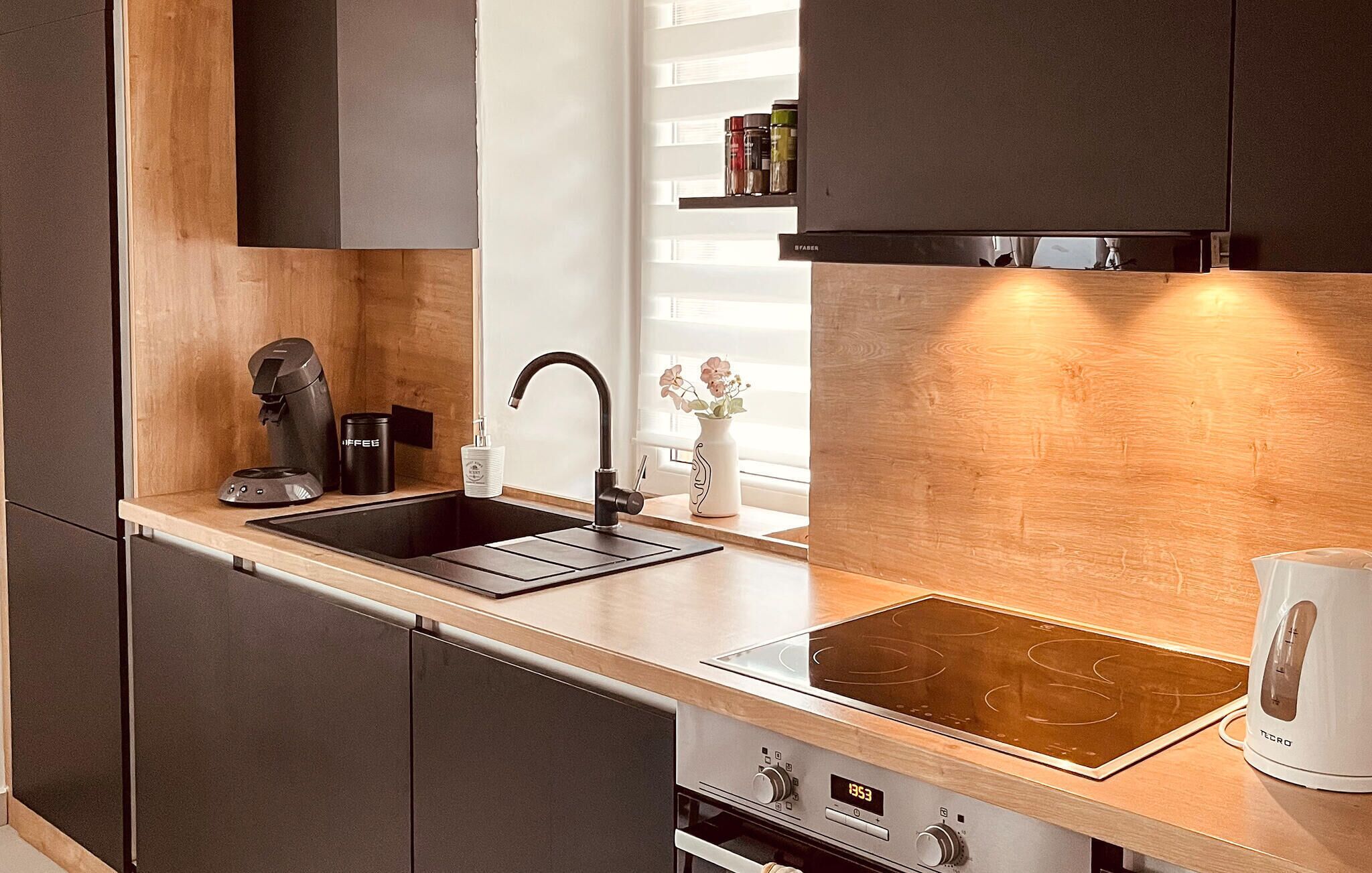 Cafetera o tetera, frigorífico, microondas y placa de cocina