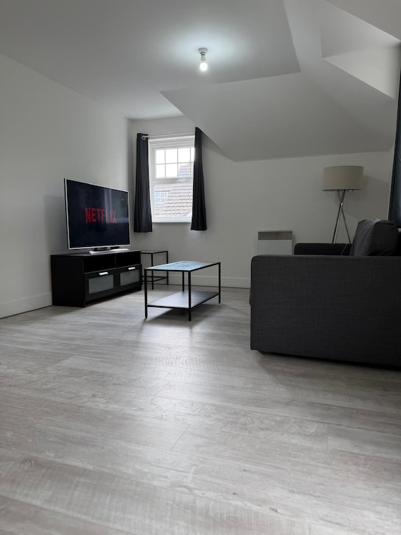 2br Apartment Near Gatwick | Balcony | Sleeps 5 - Crawley