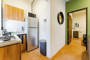 A compact kitchen with a refrigerator, sink, and stove. - 2 bedrooms | Polanco | Relax (Ciudad de México)