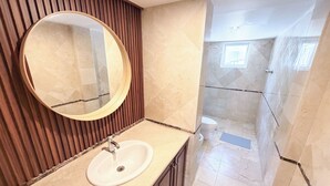 Deluxe-Villa, Balkon, Poolblick | Badezimmer | Shampoo