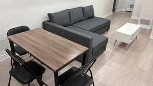 En moderne stue med sofa, sofabord og to lænestole.