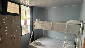 Una camera con letto a castello, un armadio e una finestra.
