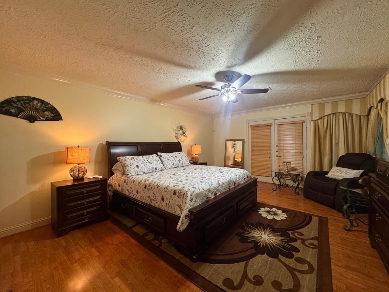 4 bedrooms, desk, iron/ironing board, WiFi (free)