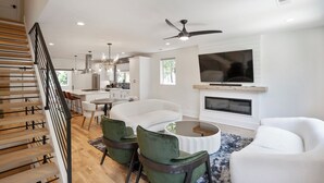 Living area - Upscale 4-Bedroom Townhome Minutes to Uptown Charlotte & Stadiums (Charlotte)