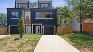 Exterior - Upscale 4-Bedroom Townhome Minutes to Uptown Charlotte & Stadiums (Charlotte)
