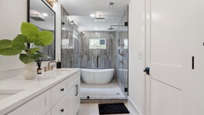 Bathroom - Upscale 4-Bedroom Townhome Minutes to Uptown Charlotte & Stadiums (Charlotte)