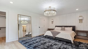 Room - Upscale 4-Bedroom Townhome Minutes to Uptown Charlotte & Stadiums (Charlotte)
