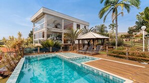 A modern two-story house with a swimming pool and a gazebo. - Casa em Condom nio com Piscina e Sinuca em Itupeva (Itupeva)