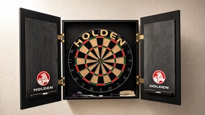 Un bersaglio da freccette con il marchio 'HOLDEN' fissato a una parete.