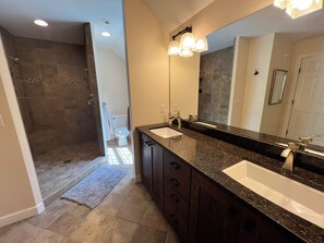 Bathroom - 4-bedroom house down the street from Michigan Stadium in Ann Arbor (Ann Arbor)