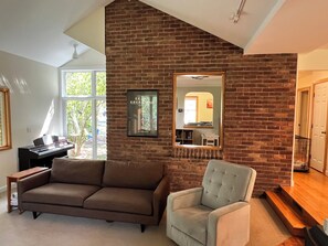 Living area - 4-bedroom house down the street from Michigan Stadium in Ann Arbor (Ann Arbor)
