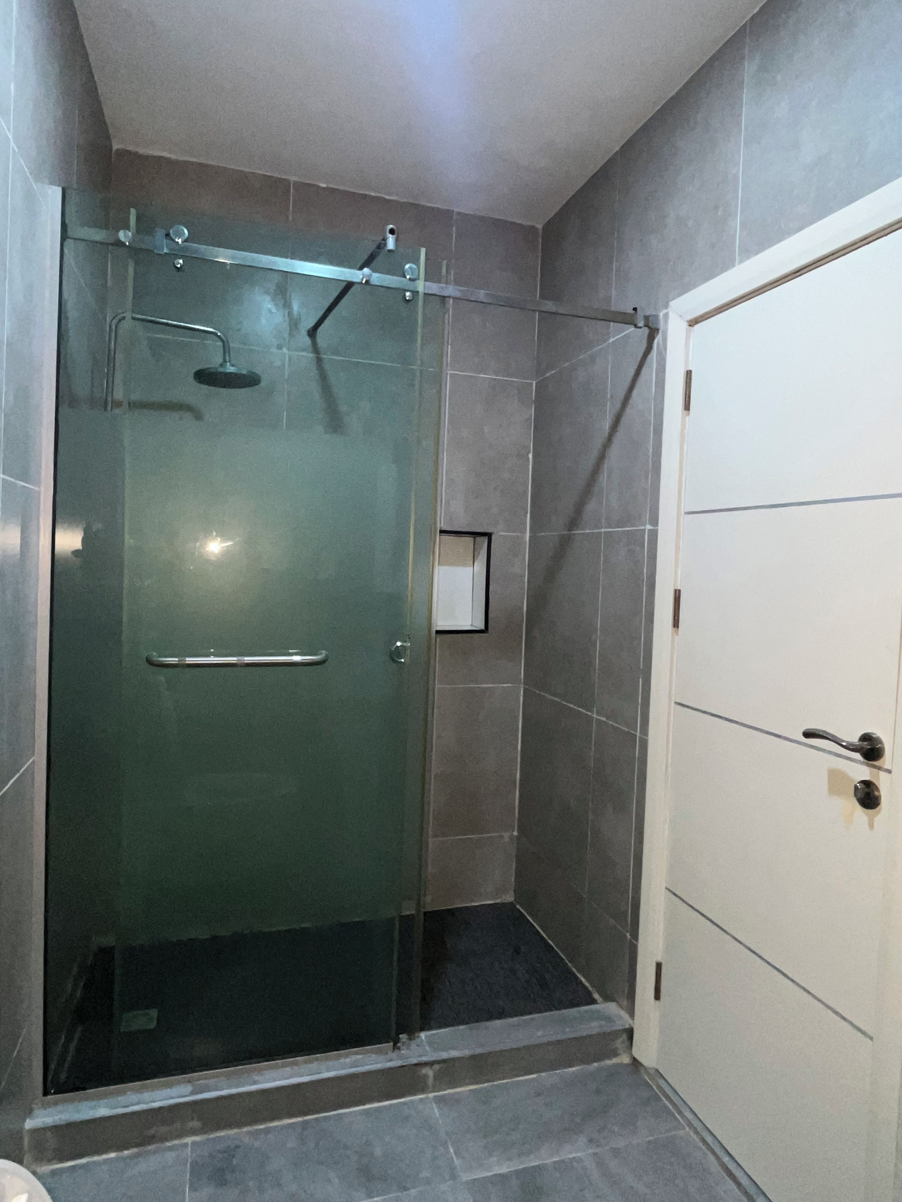 Rumah Mewah, pemandangan halaman | Kamar mandi | Shower, handuk,  dan tisu toilet
