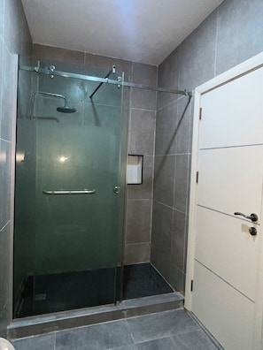 Rumah Mewah, pemandangan halaman | Kamar mandi | Shower, handuk,  dan tisu toilet