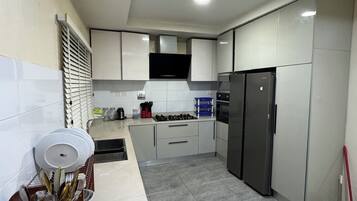 Luxury House, Courtyard View | Private kitchen