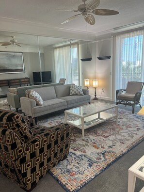 Living area - Bright 2-bedroom apartment with AC in brilliant Sarasota City Center ! (Sarasota)
