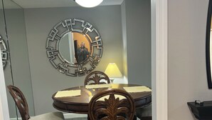 Dining - Bright 2-bedroom apartment with AC in brilliant Sarasota City Center ! (Sarasota)