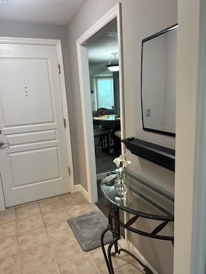 Interior - Bright 2-bedroom apartment with AC in brilliant Sarasota City Center ! (Sarasota)