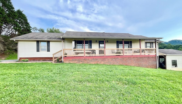 Exterior - Charming 3-bedroom farmhouse in beautiful Hayesville, NC (Hayesville)