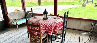 Charming 3-bedroom farmhouse in beautiful Hayesville, NC