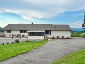 Exterior - Charming 3-bedroom farmhouse in beautiful Hayesville, NC (Hayesville)