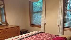 Room - Spacious 5-bedroom house in Oshkosh with AC comfort available for EAA rental (Oshkosh)