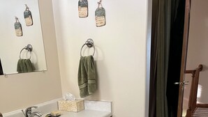 Bathroom - Spacious 5-bedroom house in Oshkosh with AC comfort available for EAA rental (Oshkosh)