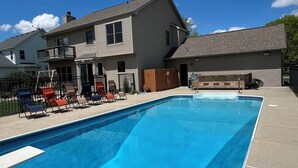 Pool - Spacious 5-bedroom house in Oshkosh with AC comfort available for EAA rental (Oshkosh)
