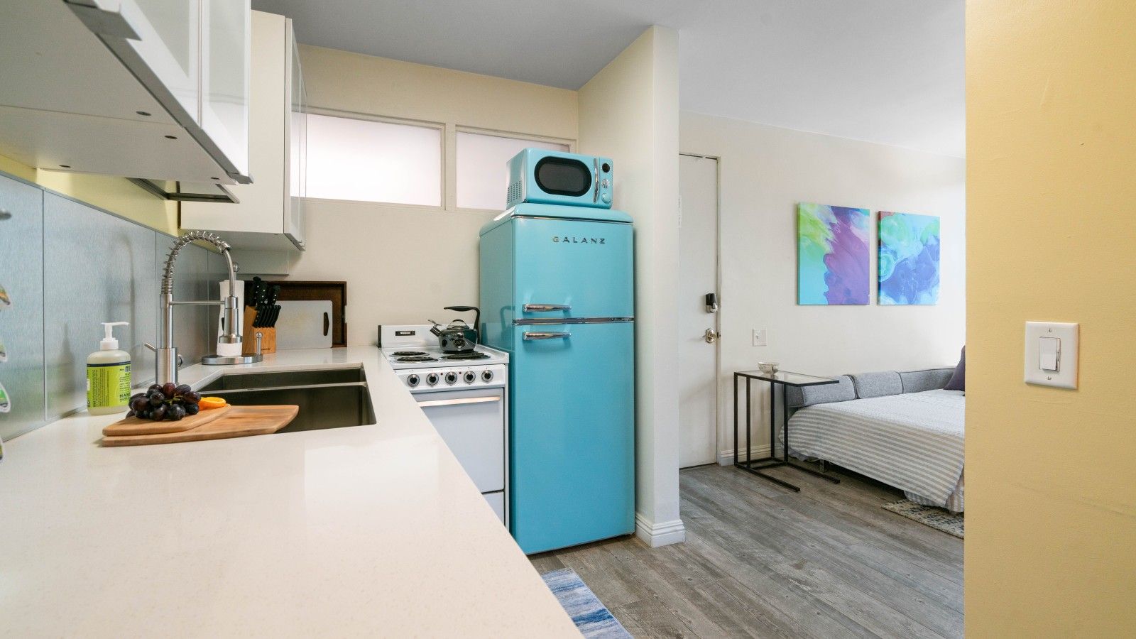 Coffee/tea maker, fridge