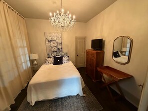 Room - Historic Home Walkable Distance from Downtown Winder. 23 Miles from Athens. (Winder)
