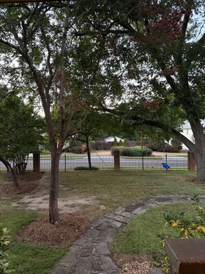Property grounds - Historic Home Walkable Distance from Downtown Winder. 23 Miles from Athens. (Winder)