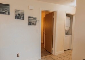 A hallway with a door leading to a room with a washing machine. - Newly Renovated Spacious Stay Near Casino, Boston, Cambridge, & Somerville (Everett)