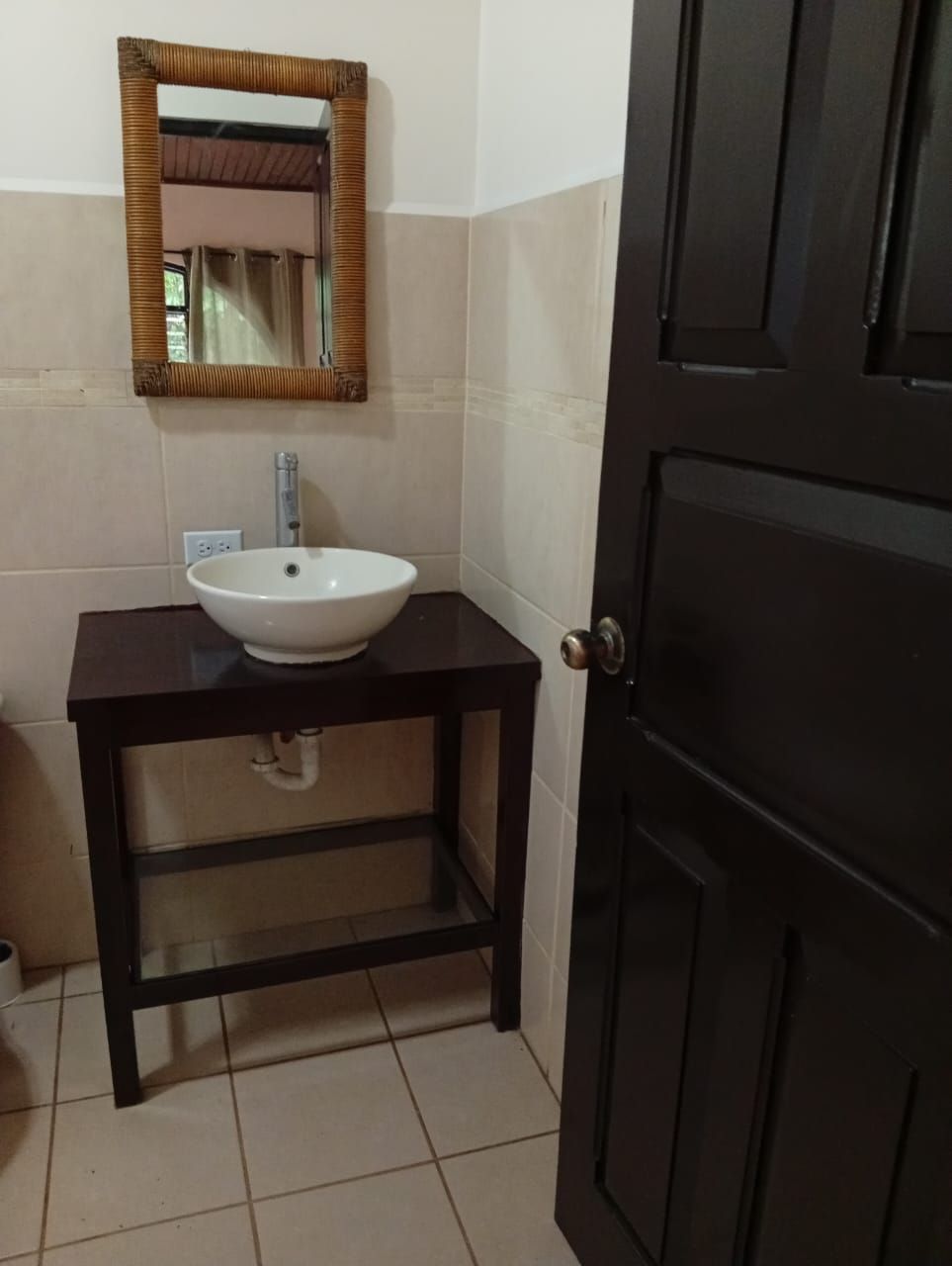 Ducha, secador de pelo, toallas, jabón