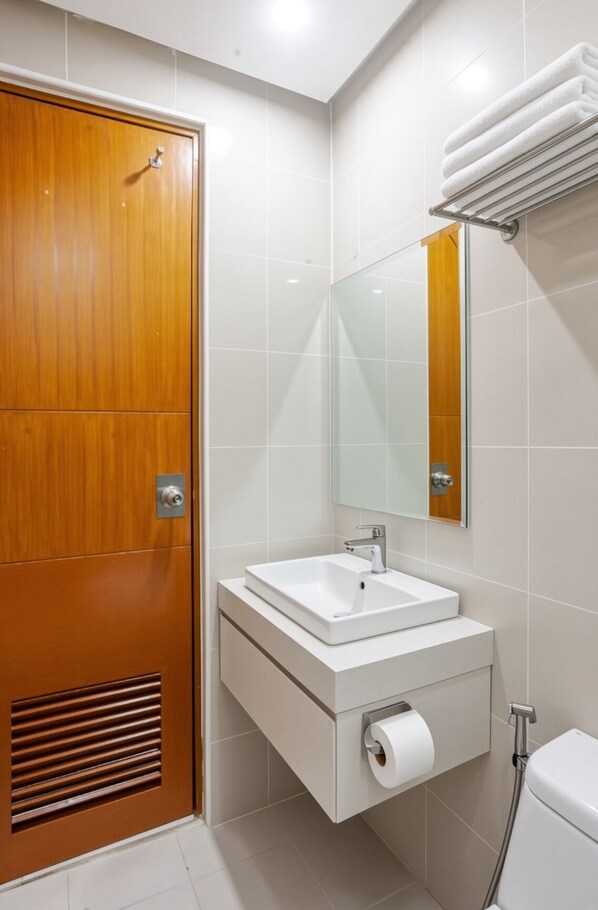 Bathroom - Modern Cozy Studio in Prime Location (Taguig)