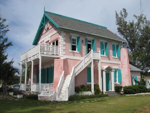 Exterior - Brand New Beach Estate with Pools, Walk to La Bougainvillea Restaurant and Bar (Governor's Harbour)