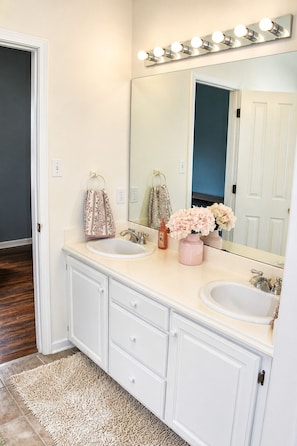 Bathroom - Aryn Ridge House / 3BR / Near Casinos & Interstate (Lake Charles)