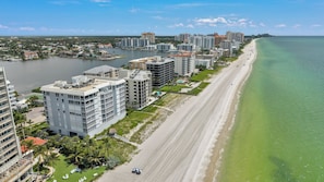 Ein Küstenhotel mit mehreren Gebäuden, direkt am Strand und einem Jachthafen.