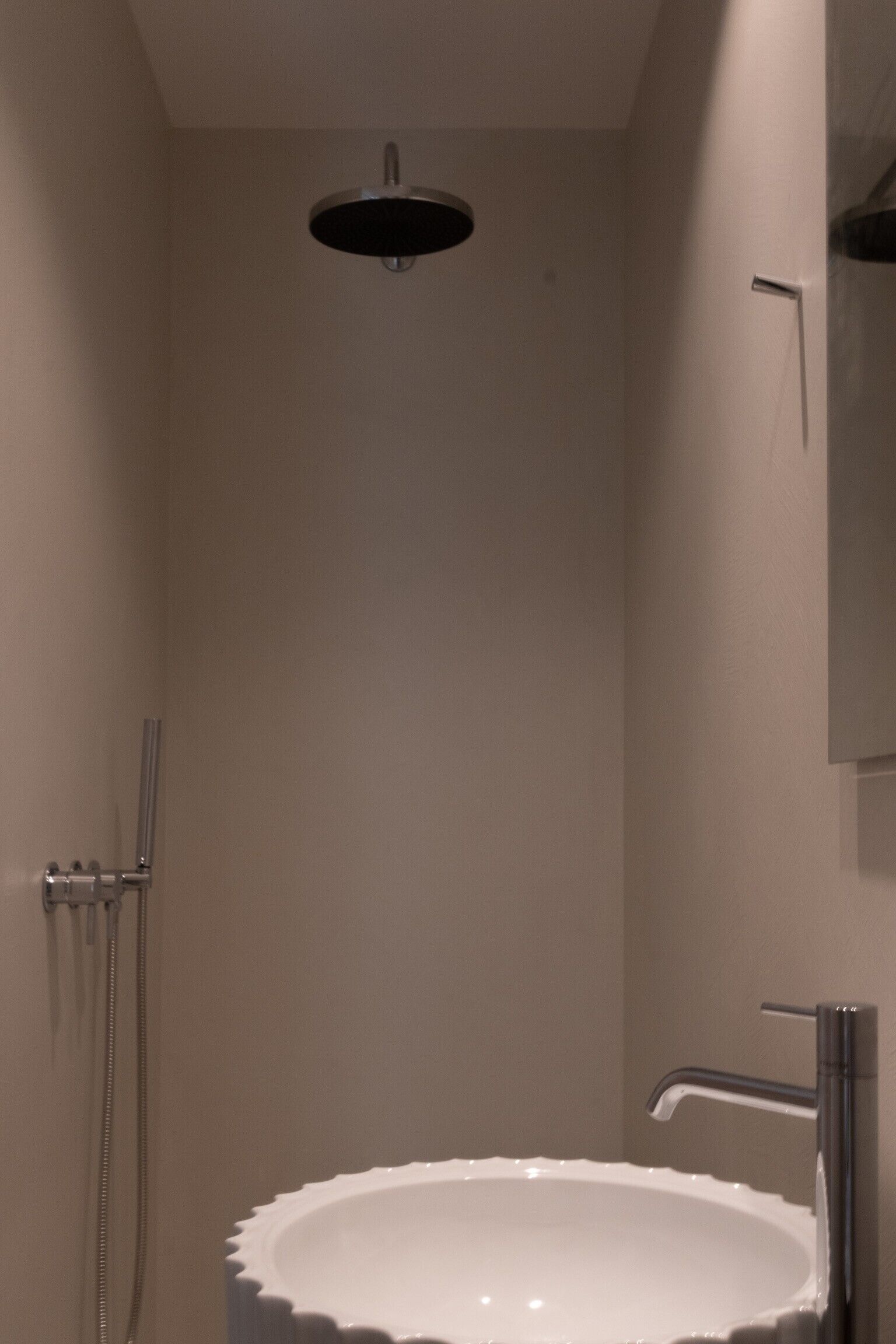 Een douche, een haardroger, handdoeken